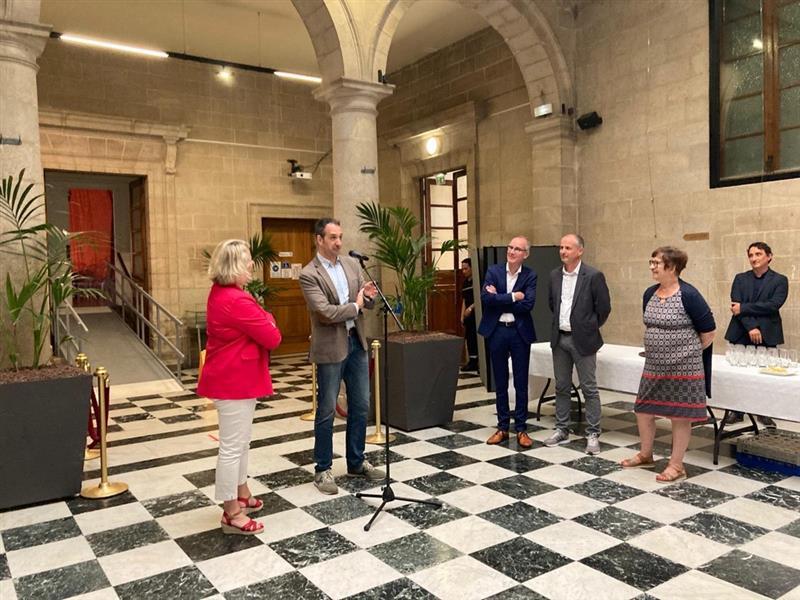 Accueil en mairie de Quimper des membres du Geotld Group par la maire Isabelle Assih