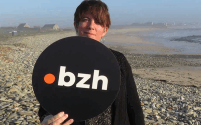 ” Il s’agit là d’un “petit truc en plus” qui me localise, qui traduit ce que l’on peut trouver sur mon site et dans mes choix artistiques.” Marie Colin